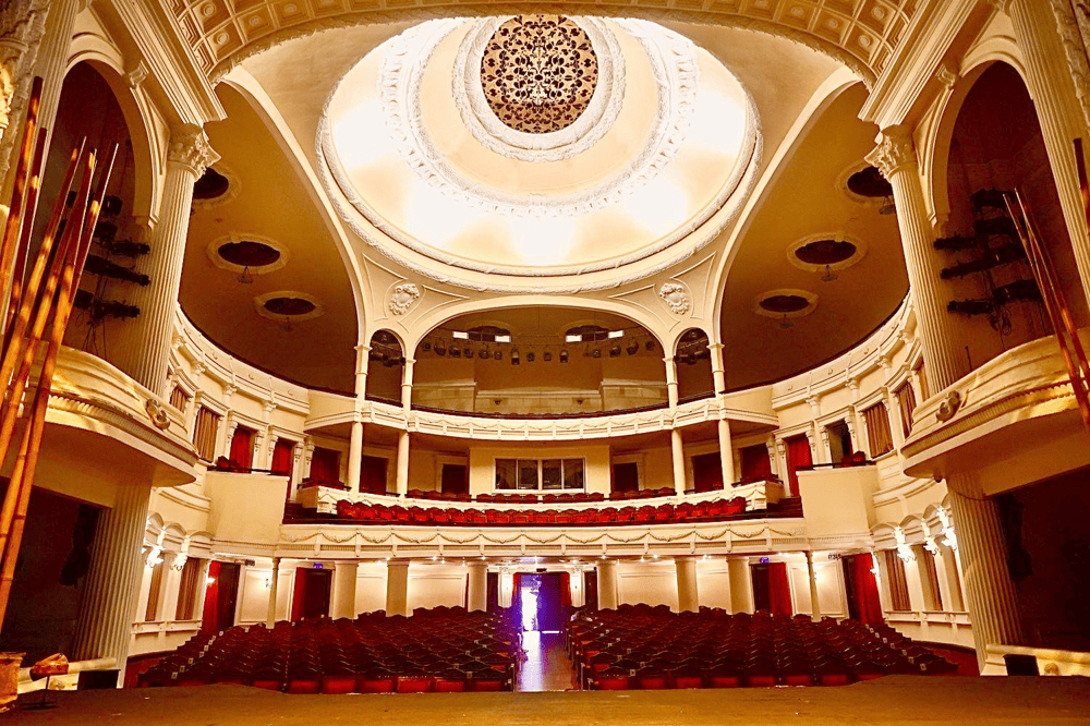 The Ho Chi Minh City Opera House showcases a magnificent interior and a beautifully crafted ceiling, reflecting its Belle Époque architectural influence (Source: Fanpage Nhà hát Thành phố)